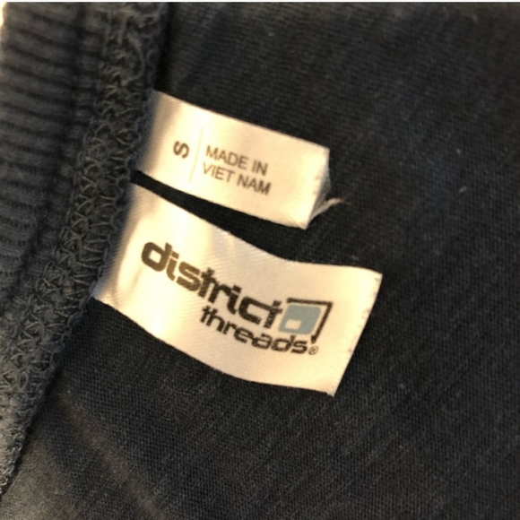 Navy V-Neck Red White Blue Sailboat Stars Graphic Tee Size S - Picture 2 of 4